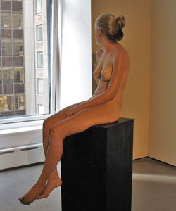 Сидящая янтарная женщина